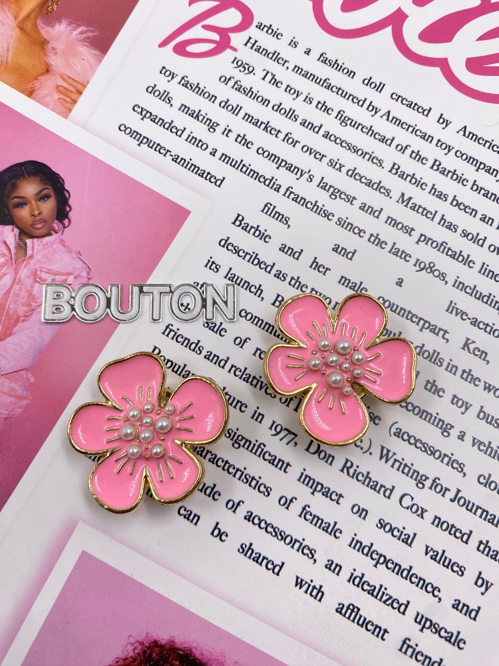 Накладка на пуговицу золотистая с ярко розовой эмалью в форме цветка с жемчугом (клипса)