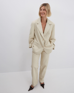 Брюки прямые из искусственной кожи молочный