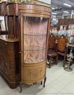Угловая старинная витрина