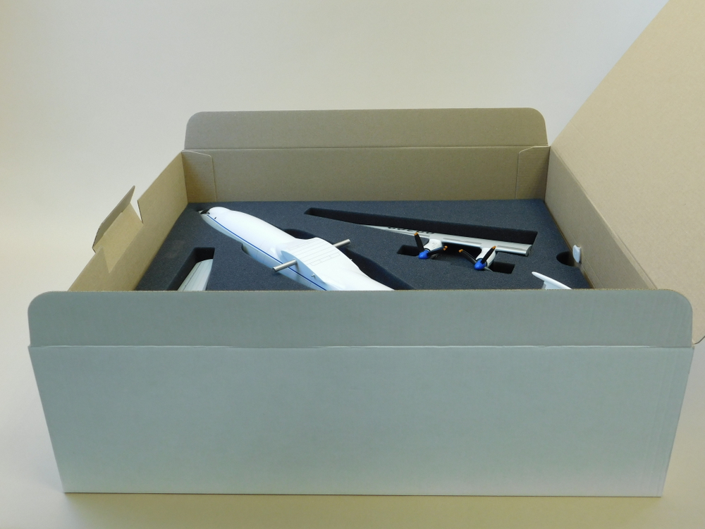 Модель самолета Ан-22 (М1:100, ВТА России, RA-09309)