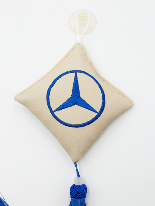 Ромб объемный на присоске MERCEDES (экокожа, бежевый, синяя вышивка, кисть)