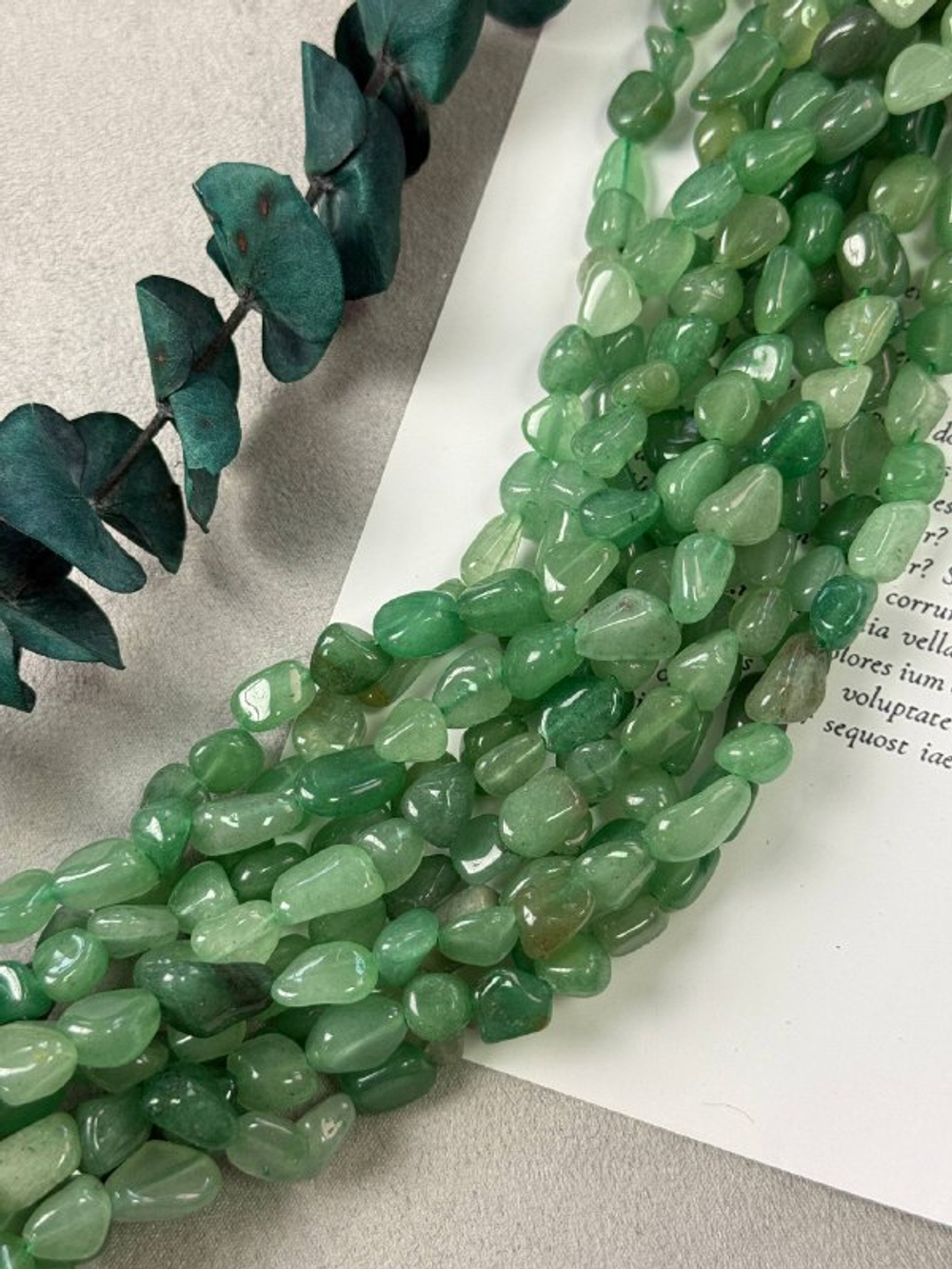 Натуральный зеленый авантюрин галтовка 8-10 мм, нить 39 см