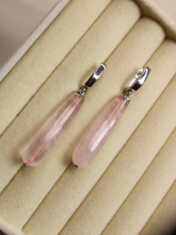 alt="Серьги «Розовая грань» — розовый кварц 4×1 см, длина 6 см — Викторинэль"