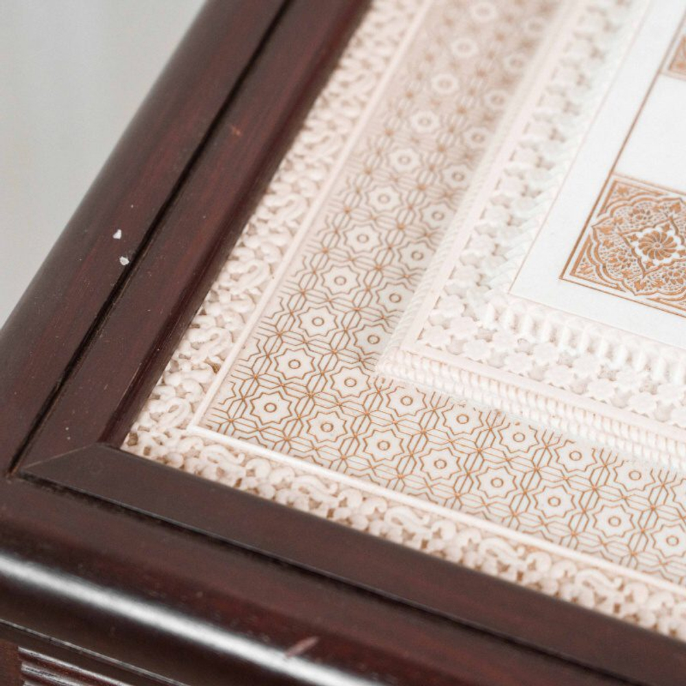 Шахматный стол с комплектом шахмат из слоновой кости