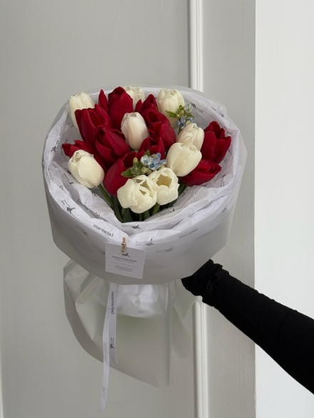 Букет из 19 белых, красных тюльпанов и незабудок - S доступен к заказу с 3.03.2026