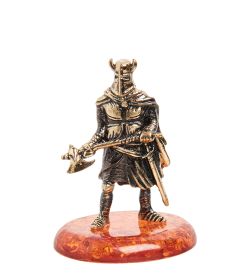 Народные промыслы AM-1869 Фигурка «Рыцарь с топором» (латунь, янтарь)