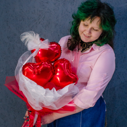 Букет с алыми шарами-сердцами