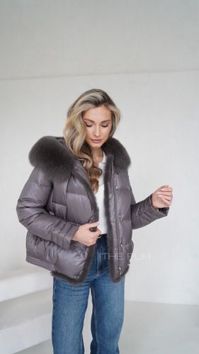 Коричневый пуховик с отделкой из меха песца