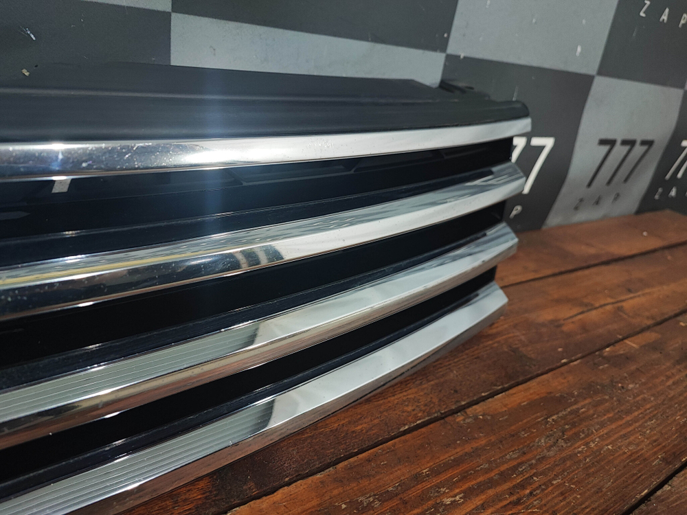 Решетка радиатора R-Line VW Touareg 2 14-18 Б/У Оригинал 7P6853653C