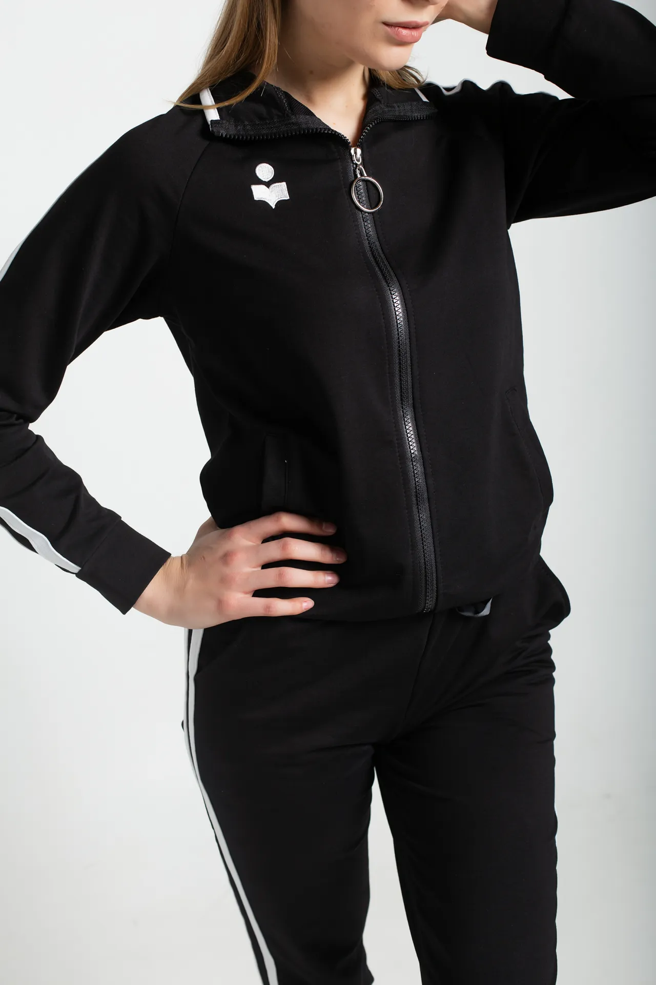 Спортивный костюм черного цвета с полосами Nadya