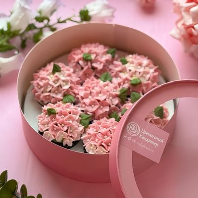 Сладкий букет с капкейками в виде гортензий в розовом коробе - нежность цвета и вкуса