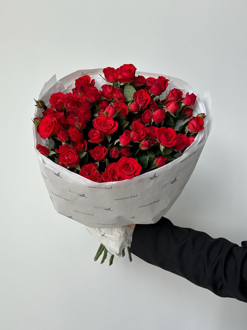 Букет моно из кустовых роз 15 шт в красном оттенке