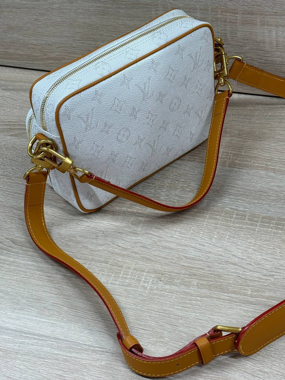 Сумка-мессенджер Louis Vuitton