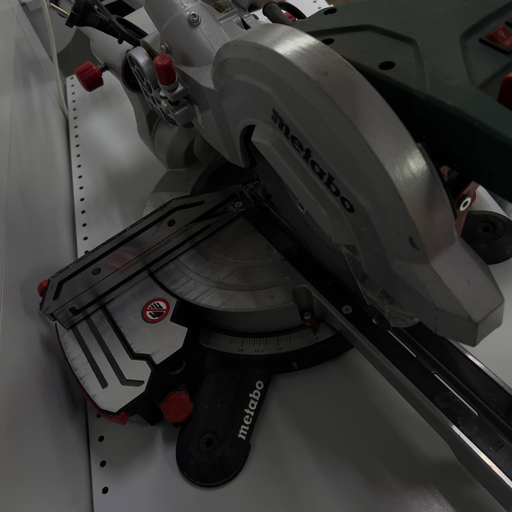 Торцовочная пила с протяжкой Metabo kgs 216m