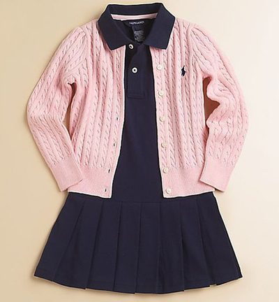 Платье однотонное с воротником-поло и юбкой в складку