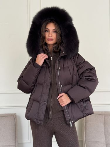 Короткий шоколадный пуховик с мехом лисы