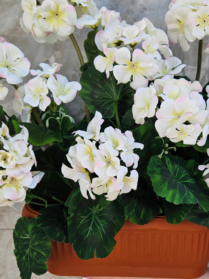 Искусственное растение Герань белая 40см в балконном ящике