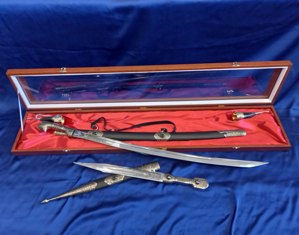 Большой подарочный набор "Кавказ 2" (Шашка казачья, кинжал кавказский, 2 рога для вина)