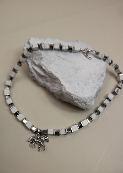 Колье-чокер «Талисман Лошади» — кахолонг и гематит