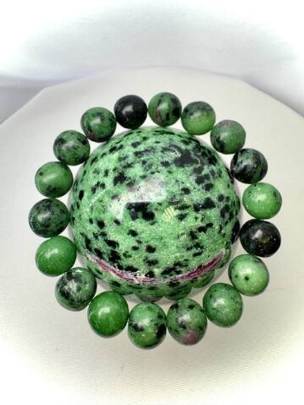 Браслет из Цоизита с включениями Рубина