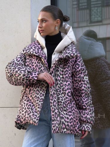 Жаккардовый розовый пуховик с леопардовым принтом