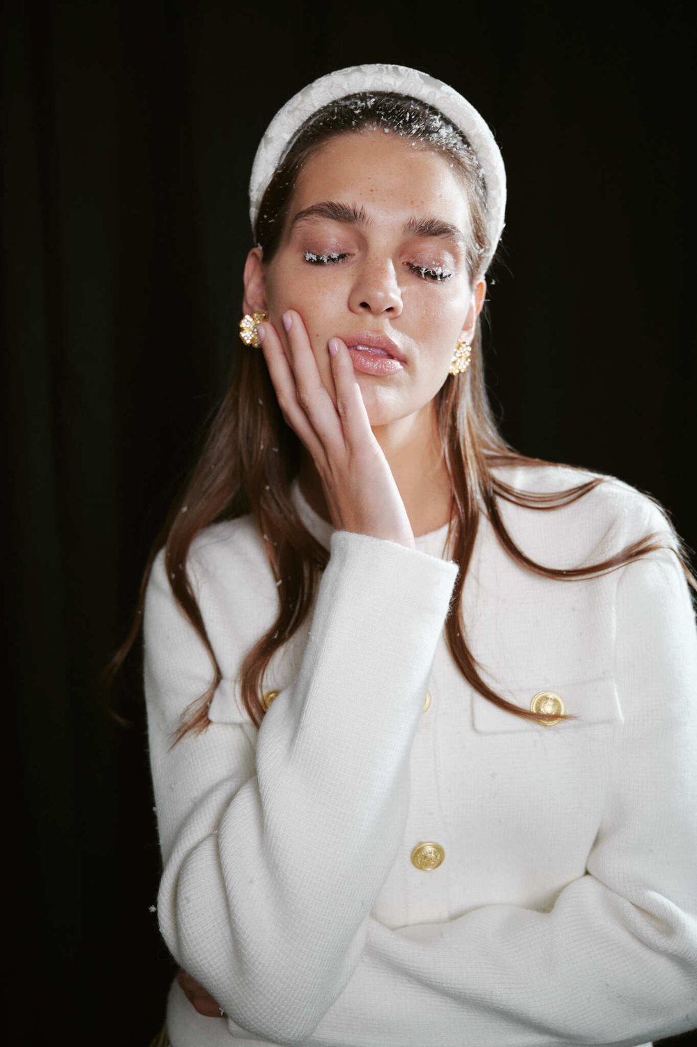 Объемный ободок из белого шелка