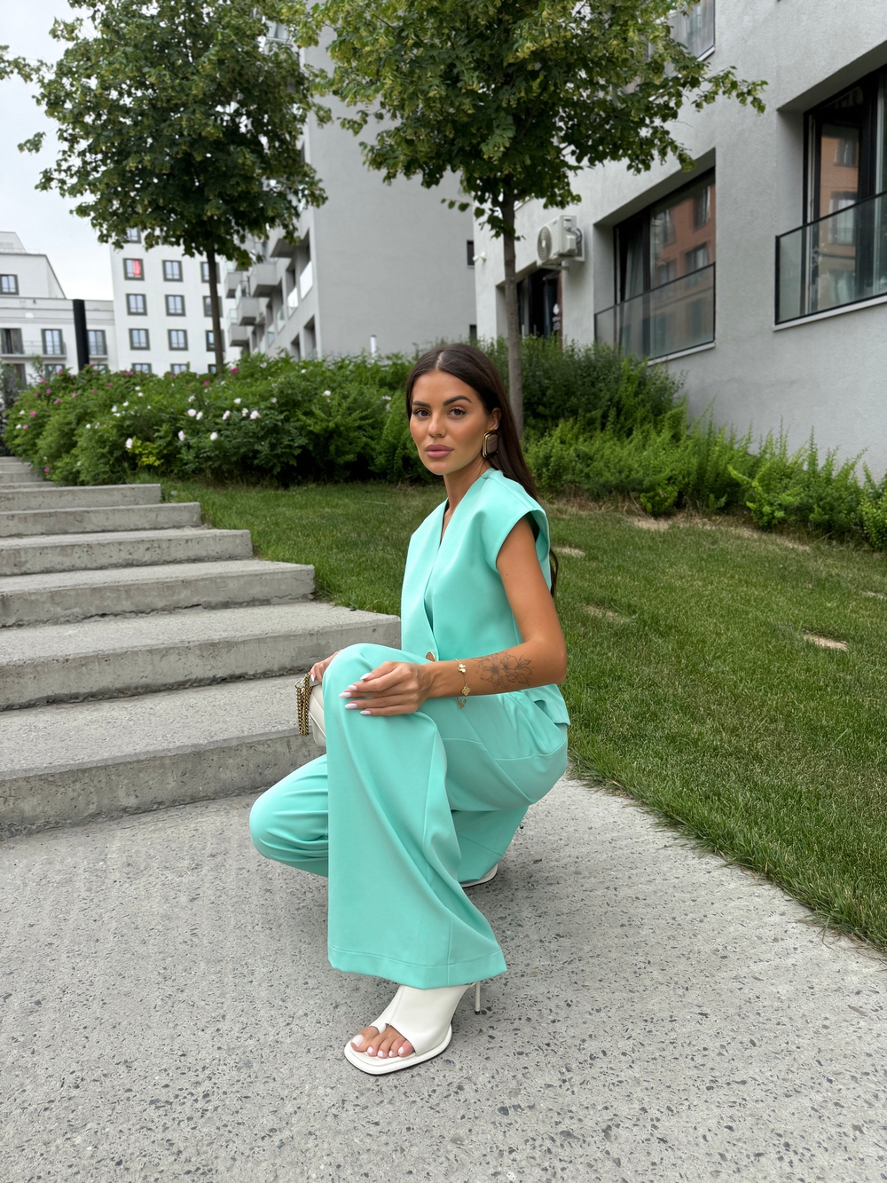 Костюм с ассиметричным верхом на одной пуговице