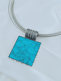 "Классика" подвеска в серебряном покрытии из коллекции "Самоцветы" от Jenavi с замком карабин