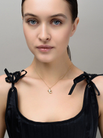 Колье с буквой Т