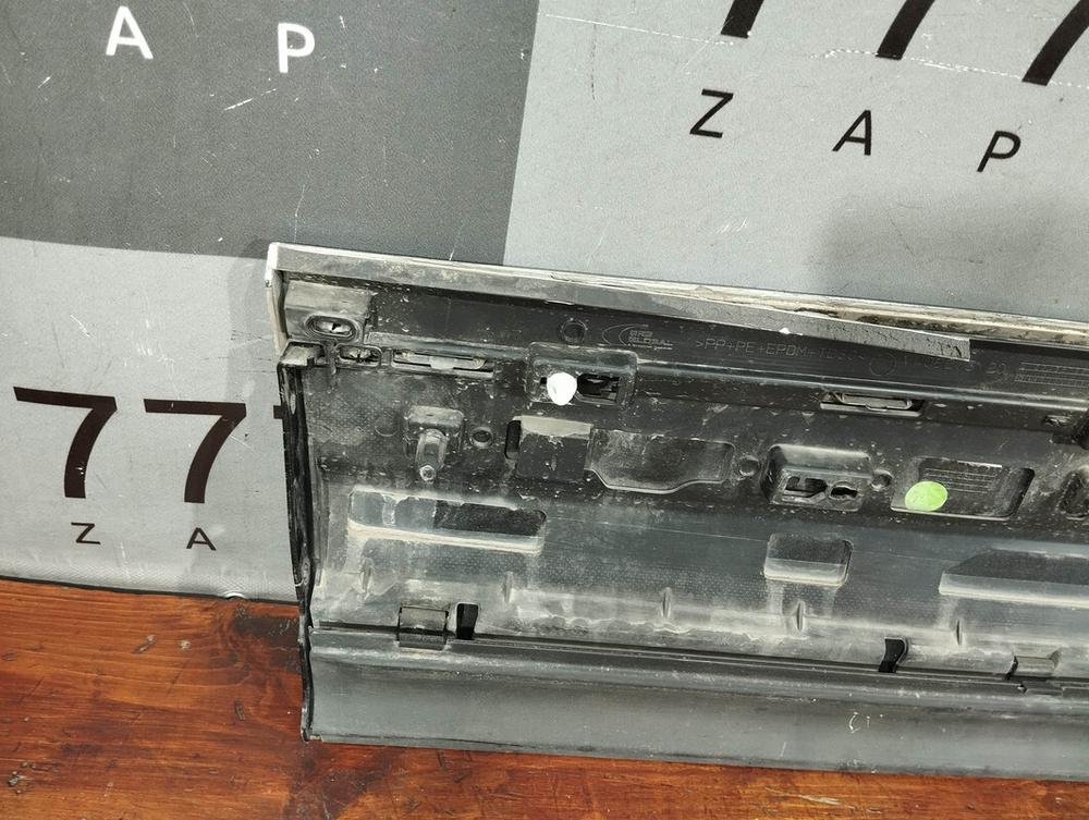 Накладка двери задней правой VW Touareg 3 18-нв Б/У Оригинал 760854950F