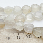 Халцедон, сердце с огранкой, размер около 10 мм, цена за 19 шт (1/2 нити)