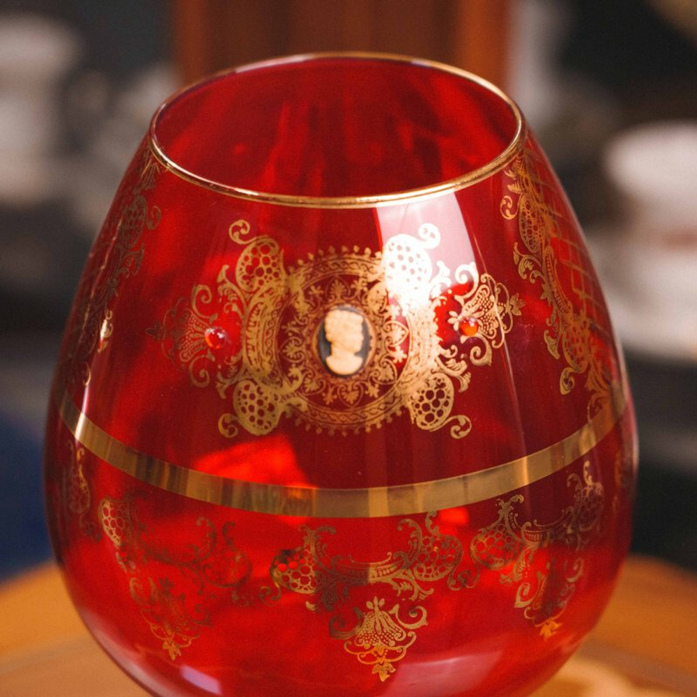 Бокал-вазон из красного стекла