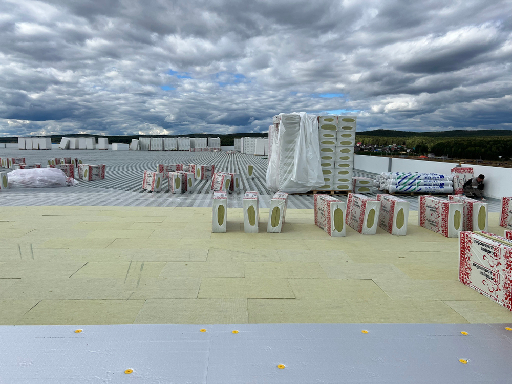 Монтаж плоской кровли из ПВХ мембраны (Система СМАРТ PIR) Складской комплекс в Седельниково II этап строительства