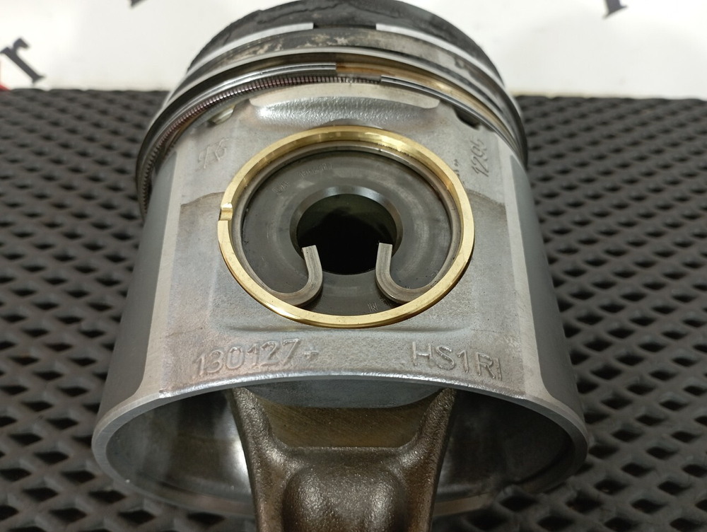 Поршень с шатуном