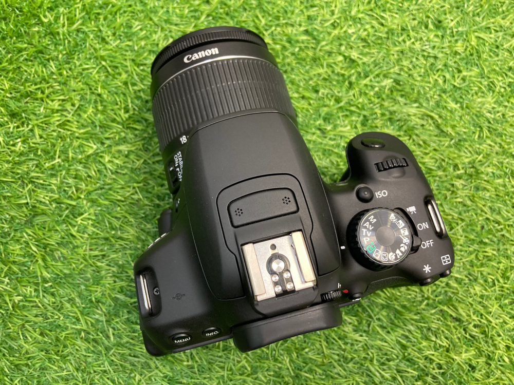 Canon 650D kit 18-55mm 3.5-5.6 IS II 2.500 кадров
