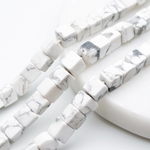 Магнезит бусины, куб, размер около 6 мм, цена за 14-15 шт (1/4 нити)