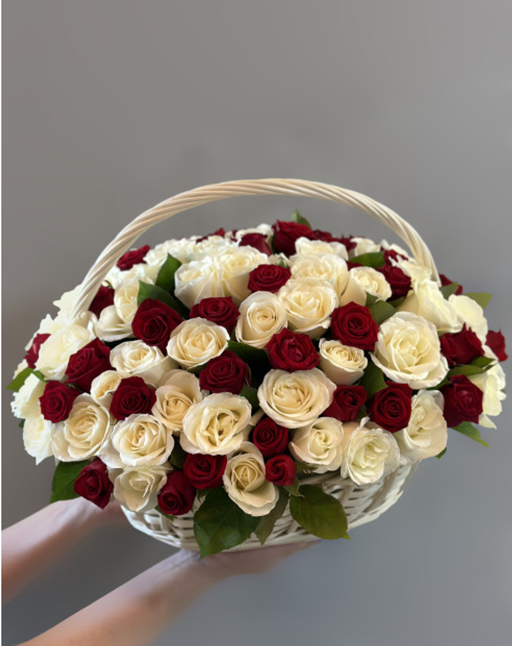 Классическая корзина с розами
