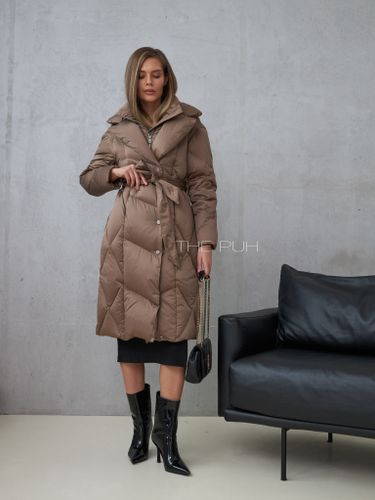 Светло-коричневый длинный пуховик с поясом