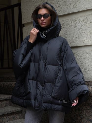 Объемный черный пуховик-накидка