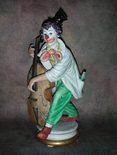 Статуэтка. Фарфор. Клоун с виолончелью. Capodimonte. Италия