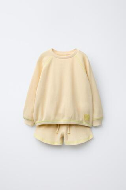 ZARA ТОЛСТОВКА С ВАФЕЛЬНЫМ УЗОРОМ И ШОРТАМИ С ДЕКОРАТИВНОЙ СТРОЧКОЙ, ВАНИЛЬНЫЙ