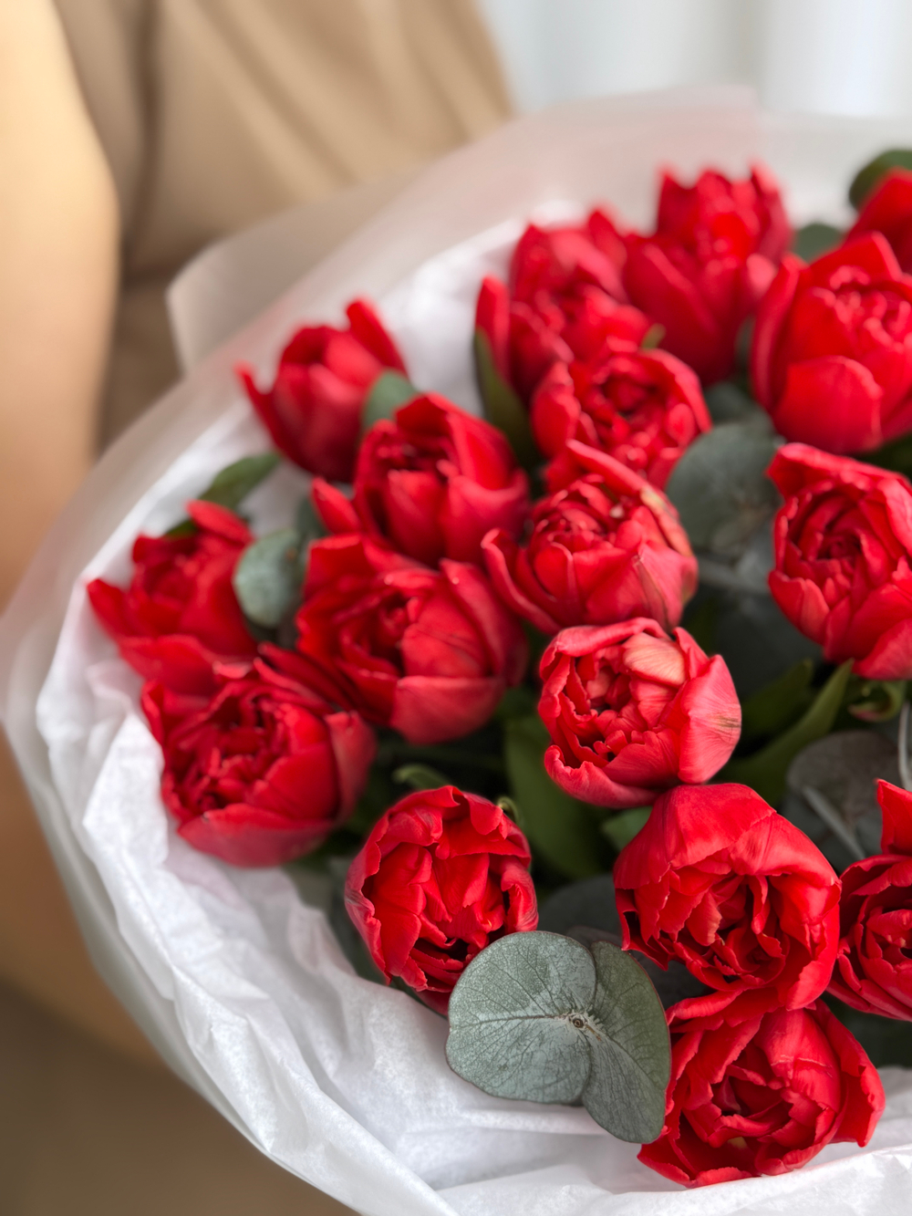 Пионовидные красные тюльпаны и эвкалипт в воздушном оформлении от Флора Маркет