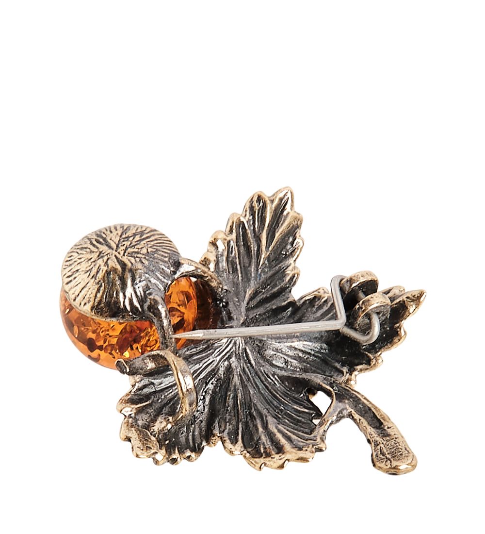 AM-2100 Брошь «Листик с ягодкой» (латунь, янтарь)