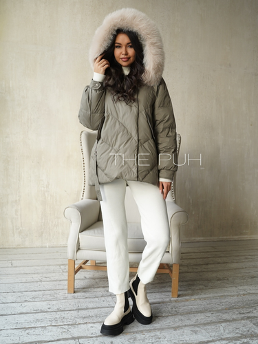 Короткий пуховик цвета хаки с меховым капюшоном