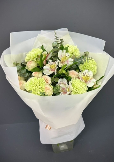 Букет с диантусами, альстромерией и кустовыми розами