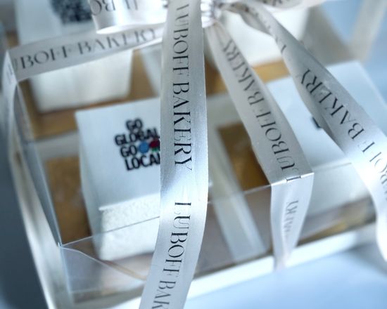 Пирожные с логотипом компании/коробочка на 4 шт