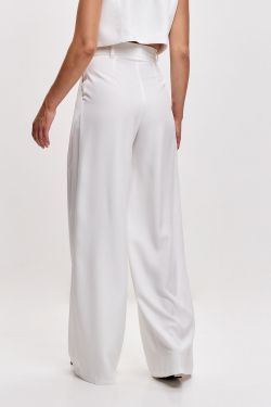 Свободные брюки с защипами белого цвета
