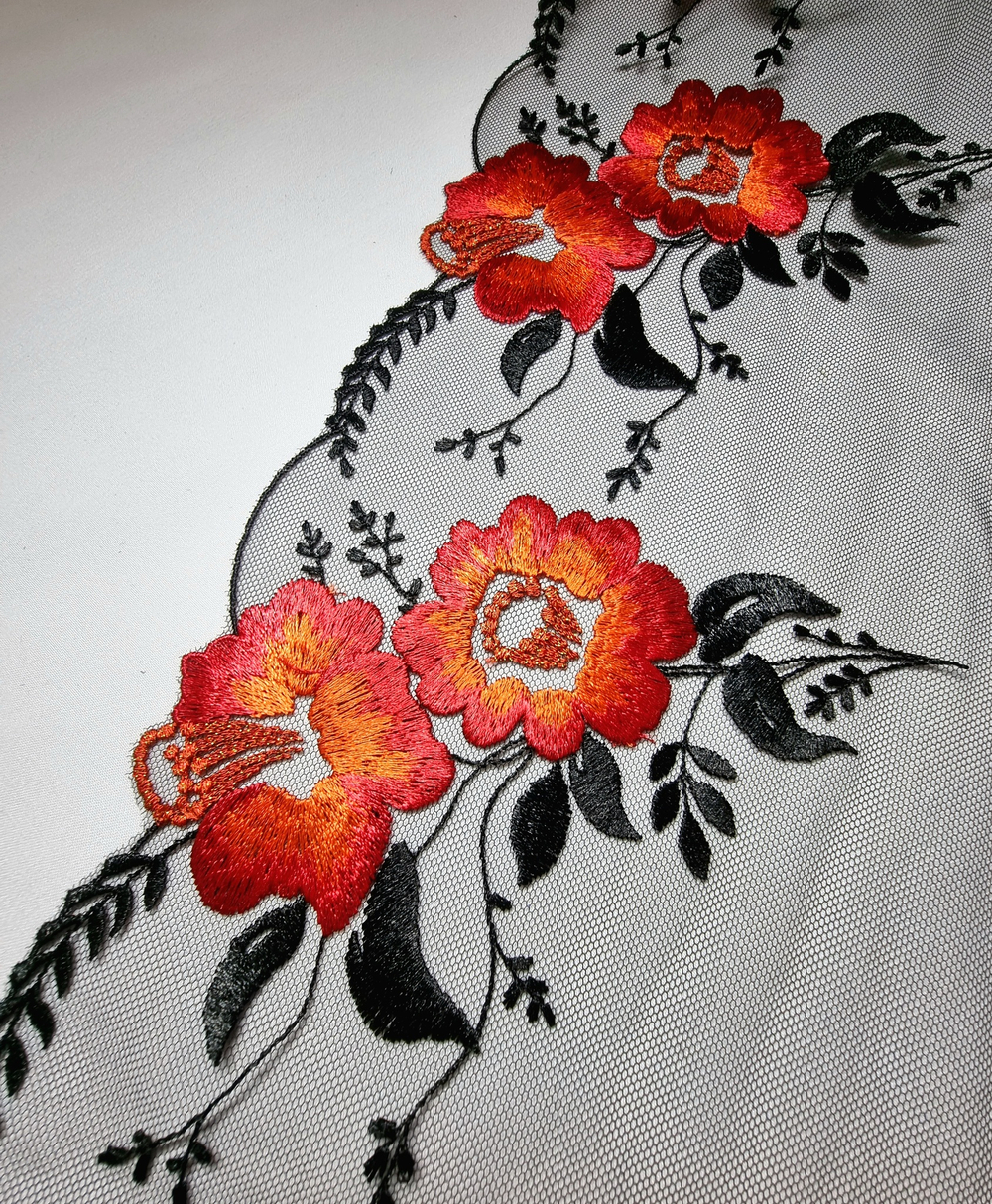 Вышивка на сетке красные цветы на чёрном К116 левая