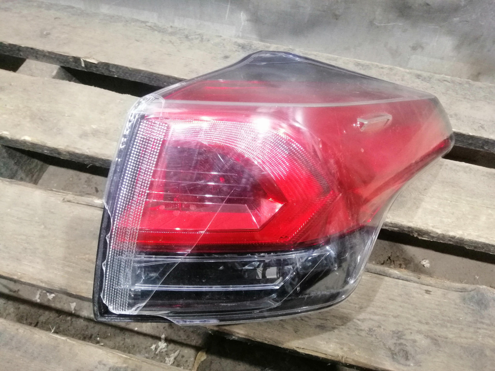Фонарь задний правый внешний Toyota RAV4 IV (XA40) 15-19 Б/У Оригинал 8155042200