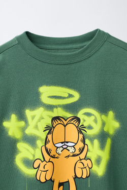 ZARA ФУТБОЛКА С ГРАФФИТИ-ПРИНТОМ GARFIELD © PAWS INC, БУТЫЛОЧНО-ЗЕЛЕНЫЙ